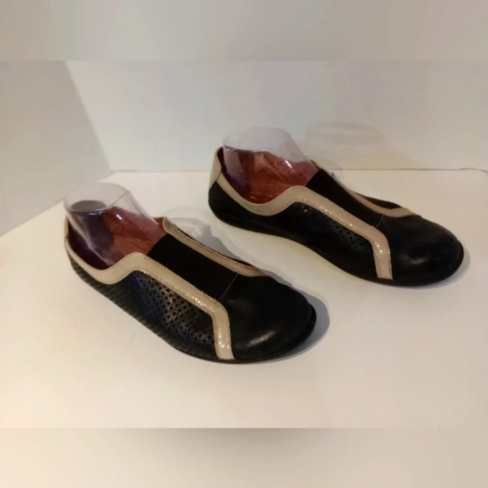 WONDERS ”MÁS AMOR POR FAVOR” PERFORATED LEATHER‎ FLATS Sz. 11 -11.5